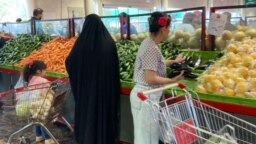 حضور زنان بدون حجاب اجباری در اماکن عمومی ایران، با وجود فشارهای حکومت، افزایش یافته است