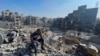 Reagimi i një burri derisa palestinezët kërkojnë për të mbijetuar nën rrënojat e ndërtesave të bombarduara në Gazë, 1 nëntor 2023.
