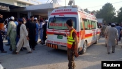 په خيبر پښتونخوا کې یو امبولانس په بمي چاودنه کې ژوبل کسان روغتون ته لېږدوي ـ انځور له ارشيفه 