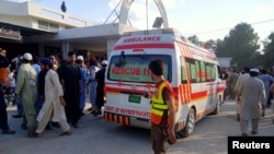 آمبولانس حامل مجروحان انفجار روز یک‌شنبه در منطقه باجور در نزدیکی سرحدات افغانستان و شمال‌غرب پاکستان