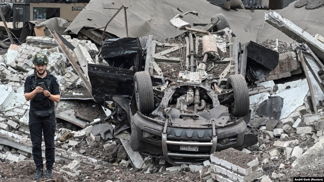 A Ukrainian police expert works at the site of a Russian missile strike in Kryviy Rih on August 28. 