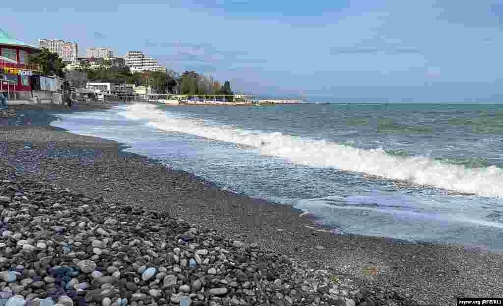 До самого края пенится море на центральном городском пляже Алушты