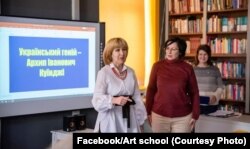 Оксана Гнатишин та викладачі школи проводять лекцію про Архипа Куїнджі