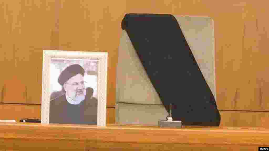 تصویر ابراهیم رئیسی ريس جمهور ایران روی میز کار وی در اجلاس کابینه وزرای ایران گذاشته شده است. وی به روز یکشنبه در نتیجه سانحه هوایی جان داد و امروز اعضای کابینه در عزای وی نشستند.&nbsp; &nbsp; &nbsp; 