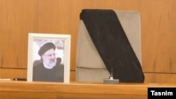 Пустое кресло Ибрахима Раиси с траурной лентой в зале заседаний Совета министров Ирана. 20 мая 2024 года