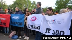 Fotografija sa protesta Srbija protiv nasilja, 12. maja 2023. Jedan od glavnih zahteva je smena članova REM-a. 
