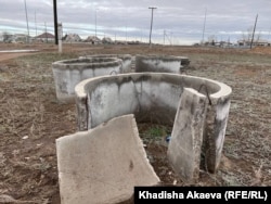 Разрушенные кольца для водопровода в селе Чекомане