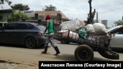 Курьер доставляет груз заказчику. Найроби, 2023