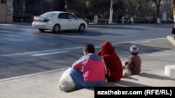 Aşgabadyň köçeleriniň birinde oturan çagalar