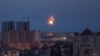 Explozia unei rachete deasupra Kievului în timpul unui atac rusesc cu rachete și drone, 2 ianuarie 2024 (REUTERS/Gleb Garanich)