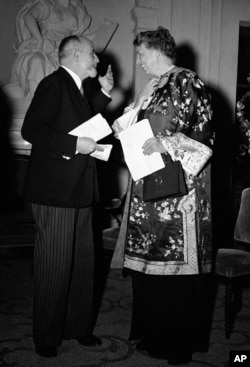 Eleanor Roosevelt (desno) razgovara sa Reneom Cassinom, francuskim članom Komisije UN-a za ljudska prava, prije govora Roosevelt na Sorboni u Parizu, 28. septembra 1948.