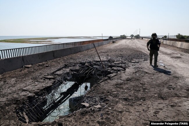 Повреждения моста, соединяющего оккупированный Россией Крым с материковой частью Украины, 23 июня 2023 года