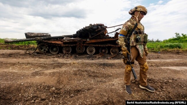Знищений російський танк у звільненому ЗСУ від армії РФ селі Новодарівка Запорізької області, 2 липня 2023 року