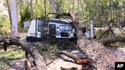 Palo drvo leži preko prikolice za kampiranje u blizini Gold Coast-a, Australija, u utorak, 26. decembra 2023. 