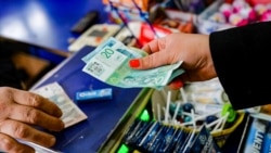 Pak para ndalimit të dinarit, serbët të shqetësuar se si do t’i marrin pensionet e pagat nga Serbia