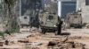 Makina të ushtrisë izraelite duke u larguar nga kampi Nur Shams, pas një operacioni në Bregun Perëndimor më 21 mars 2024. 