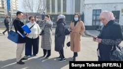 Родители казахстанцев, отбывающих тюремные сроки в России, стоят у здания Генпрокуратуры. Астана, 12 апреля 2024 года