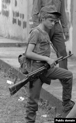 Маленький партизан в Сальвадоре, во время гражданской войны. 1990 год