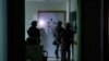 Ushtria izraelite duke kryer bastisje brenda spitalit Shifa në Rripin e Gazës. 