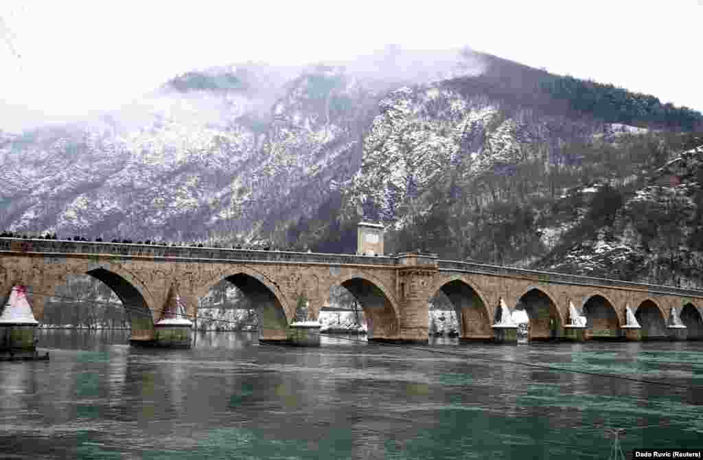 Podul Mehmed Pașa Sokolovic, ce datează din epoca otomană și este parte a patrimoniului internațional UNESCO, în timpul celebrărilor legate de sărbătoarea Bobotezei în ianuarie 2019. Localnicii s-au plâns în repetate rânduri, fără succes însă, că deșeurile au impact negativ asupra turismului din zonă și reputației orașului.&nbsp;(Reuters) &nbsp;