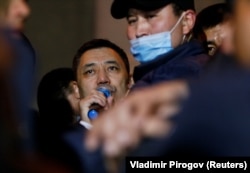 Садыр Жапаров 2020-жылдын октябрь айында Бишкектеги митингчилердин арасында