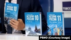 Новые учебники истории России с разделом о войне против Украины, повторяющим утверждение российской официальной пропаганды