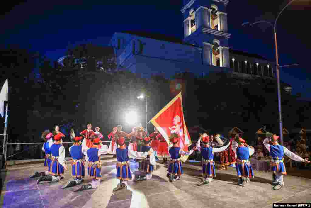 Këtë vit, përveç tre çmimeve kryesore do të ndahet edhe çmimi i katërt, për paraqitjen më të mirë kulturore gjatë parakalimit, thanë për Radion Evropa e Lirë organizatorët e festivalit.&nbsp;