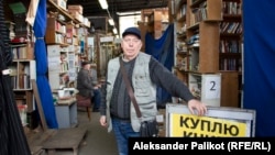 Александър Дробин в своята книжарница на книжния пазар "Петровка" в Киев