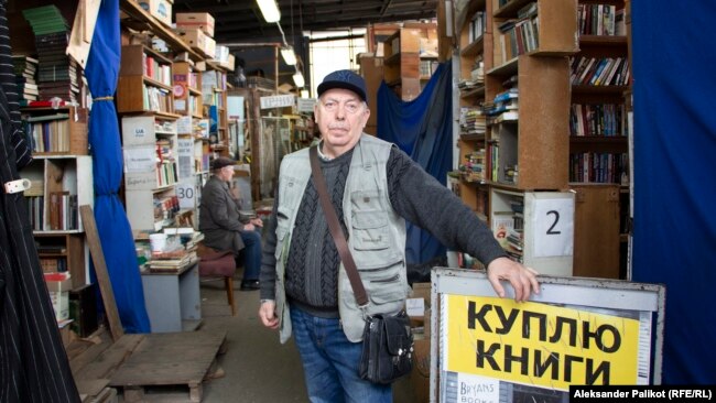 Александър Дробин в своята книжарница на книжния пазар "Петровка" в Киев