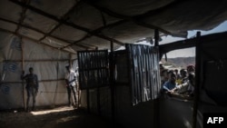 انتظار برای دریافت غذا در یک اردوگاه پناهندگی در سودان