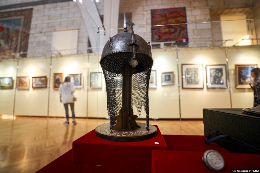 Një helmetë e shekullit XVII ose XVIII nga Azia Qendrore u pezantua gjithashtu në ekspozitë.