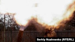 Військовий Нацгвардії веде вогонь із міномета на лінії фронту поблизу Авдіївки, листопад 2023 року
