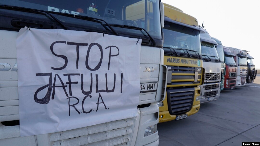 Transportatori pleacă dintr-o parcare de tiruri din Bolintin Vale în drum spre centura București pentru a protesta. 11 ianuarie 2024. 