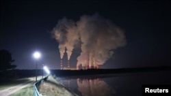 Dim i para izbijaju iz dimnjaka elektrane Belhatov u Poljskoj, najveće elektrane na ugalj u Evropi, Rogovjec, 22. novembar 2023.
