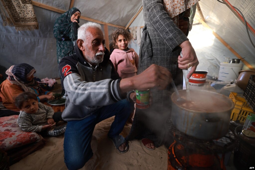 Përgatitja e ushqimit për iftar në një tendë në Rafah.