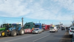 Fermierii și transportatorii continuă protestul și acuză că asociații care nu îi reprezintă negociază la Guvern