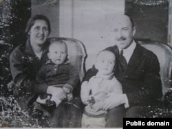 Антон Луцкевіч з жонкай Зоф'яй і сынамі. Пачатак 1920-х.