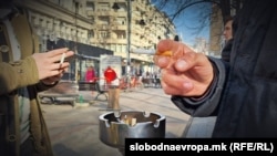 Пушачи во Скопје. 