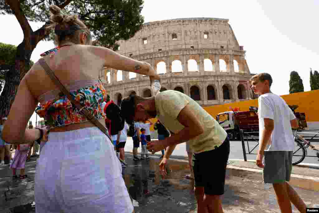 U Španiji, Italiji i Grčkoj već je vrelina, a Evropska svemirska agencija upozorava da će se i Francuska, Njemačka te Poljska suočiti s ekstremnim temperaturama u narednim danima. na fotografiji: turisti se rashlađuju ispred Koloseuma, Rim, Italija, 18. juli