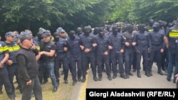 სამართალდამცველები სასტუმრო "ყვარლის ტბის" შესასვლელთან