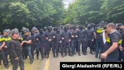 Грузинский полицейский спецназ охраняет покой родственников российского министра иностранных дел Сергея Лаврова и их гостей
