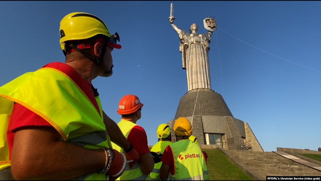 La mai bine de 17 luni de la invadarea Ucrainei de către Rusia, simbolul Uniunii Sovietice a fost înlocuit cu stema naţională pe monumentul uriaş al Patriei Mamei din Kiev.