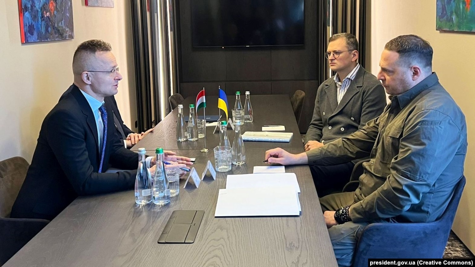 Тодішній міністр закордонних справ Дмитро Кулеба і керівник Офісу президента Андрій Єрмак під час зустрічі з главою МЗС Угорщини Петером Сійярто. Ужгород, 29 січня 2024 року. Як видно на фото, в угорського міністра не могло бути сумніву, з ким насамперед він веде переговори