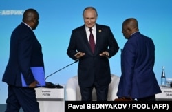 Президент Росії Володимир Путін (посередині) під час саміту Росія-Африка. Петербург, 27 липня 2023 року