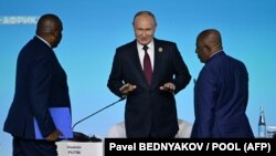 RUSIA – Președintele rus Vladimir Putin (C) participă la sesiunea plenară a celui de-al doilea summit Rusia-Africa de la Sankt Petersburg. 27 iulie 2023.
