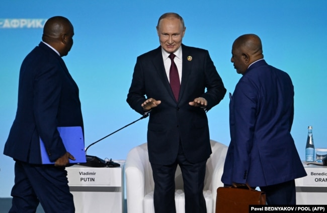 Владимир Путин (в центре) во время саммита Россия – Африка. Петербург, 27 июля 2023 года. На встрече обсуждались и вопросы российского зернового экспорта