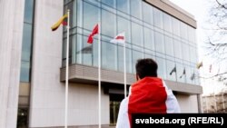 Беларускі сьцяг каля будынка Сейму Літвы ў Дзень Волі, Вільня, 25 сакавіка 2023
