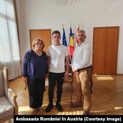 Radu alături de familie la sediul Ambasadei României din Austria, înainte de revenirea în ţară.