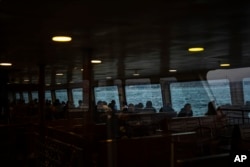 Putnici na trajektu na Bosforu, mart 2024.