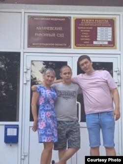 Иноземцевы у здания суда в Волгограде
